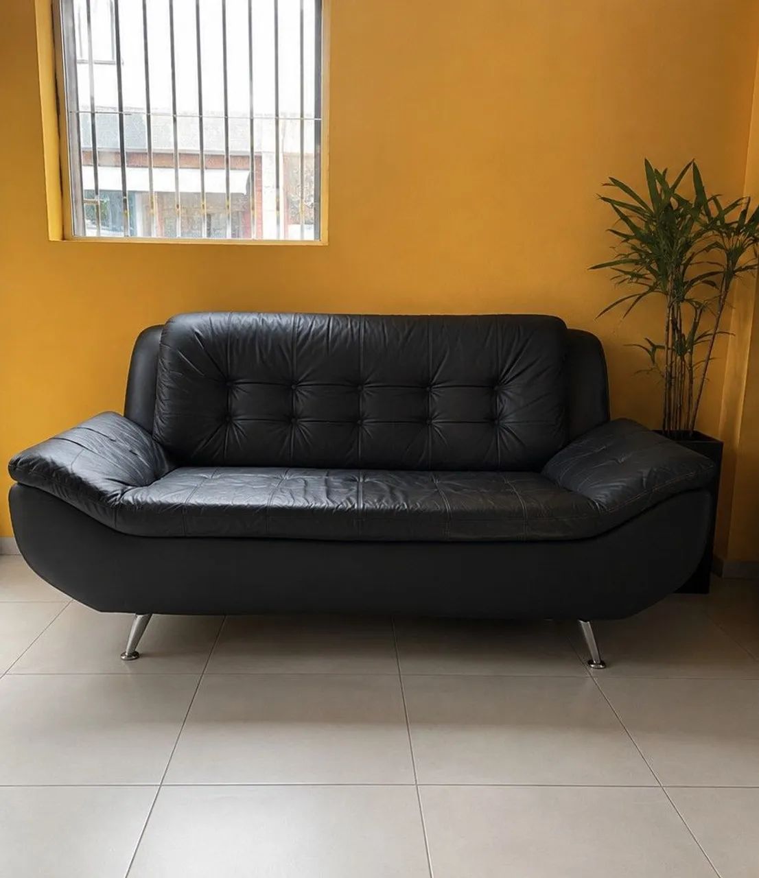 Sofá de 3 Lugares - Couro Sintético e Design Moderno - Foto 2
