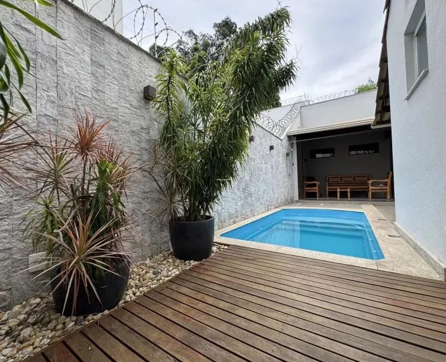 EXCELENTE CASA NO BAIRRO TREVO COM QUATRO QUARTOS