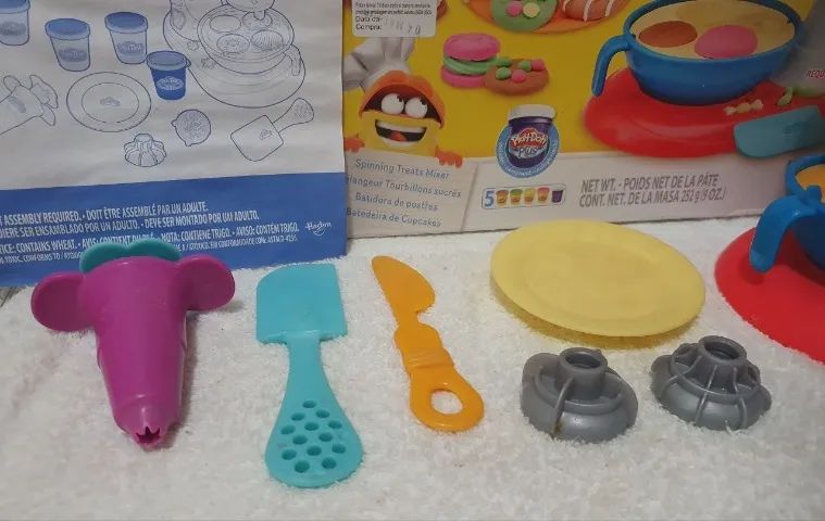 Batedeira de cupcakes Play doh com caixa e acessórios - Foto 4