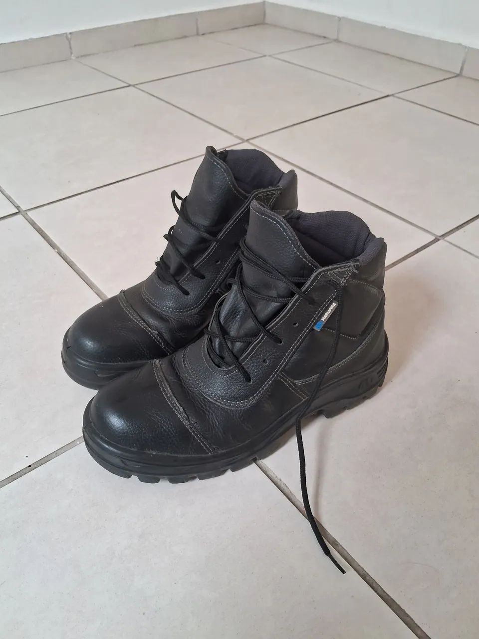 Bota semi nova para trabalhar  - Foto 2