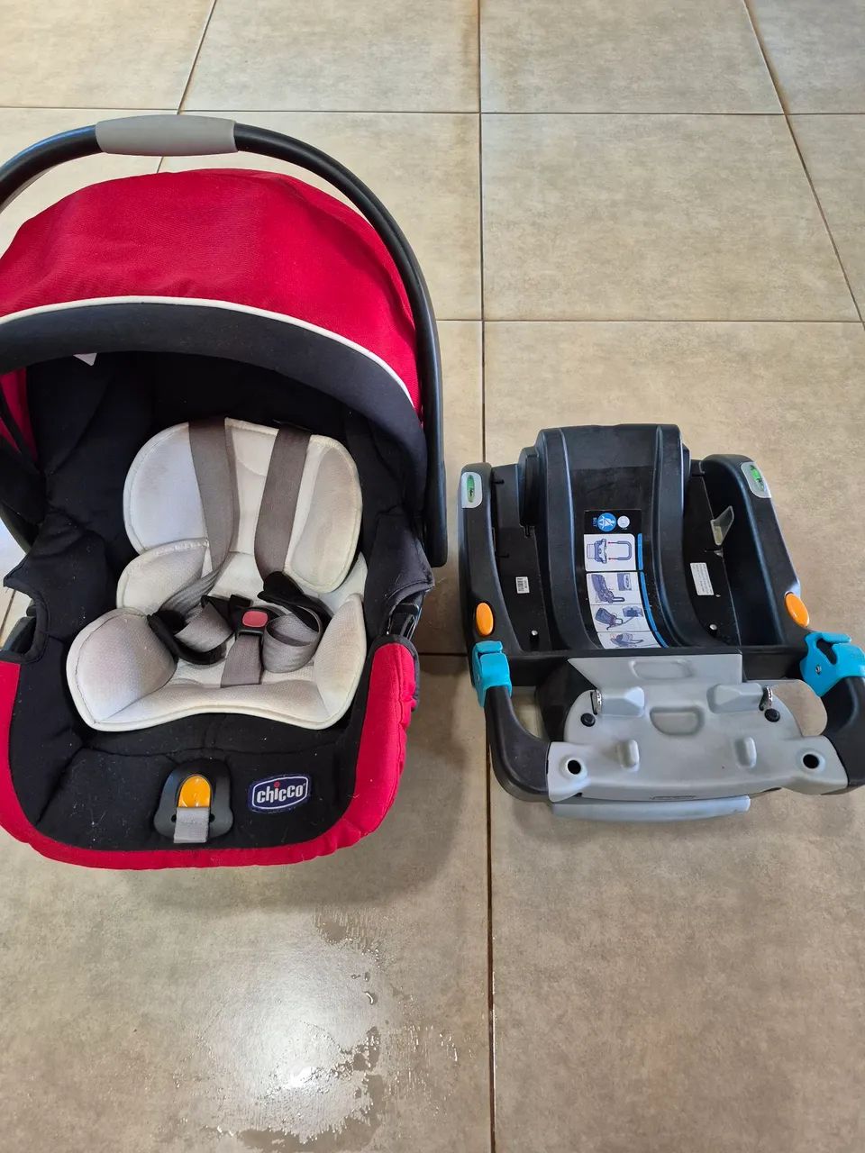 Bebê conforto com base Chicco cor vermelho