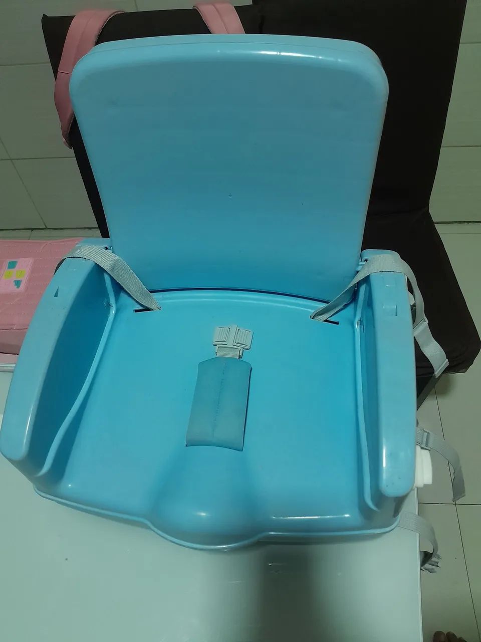 Cadeira de alimentação portátil seminova. Azul e branca. - Foto 4