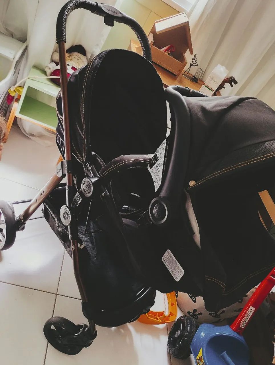 Kit carrinho de bebê + bebê conforto que vira Moisés.