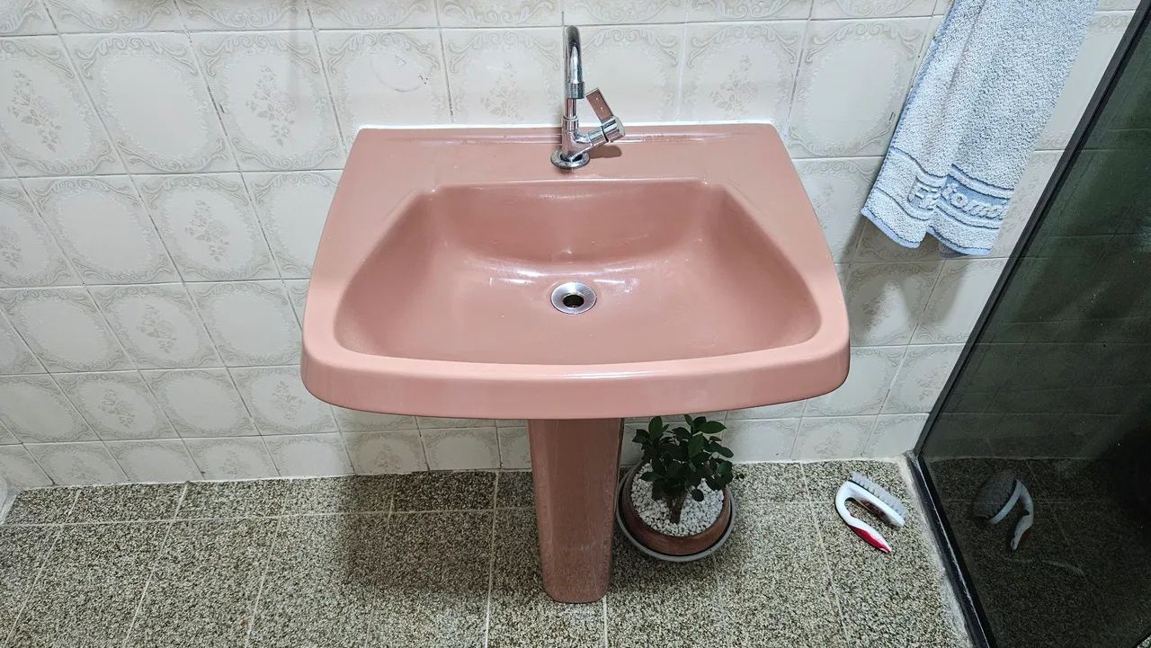 Conjunto pia vaso sanitário CELITE. Conjunto antigo, cor rosa.