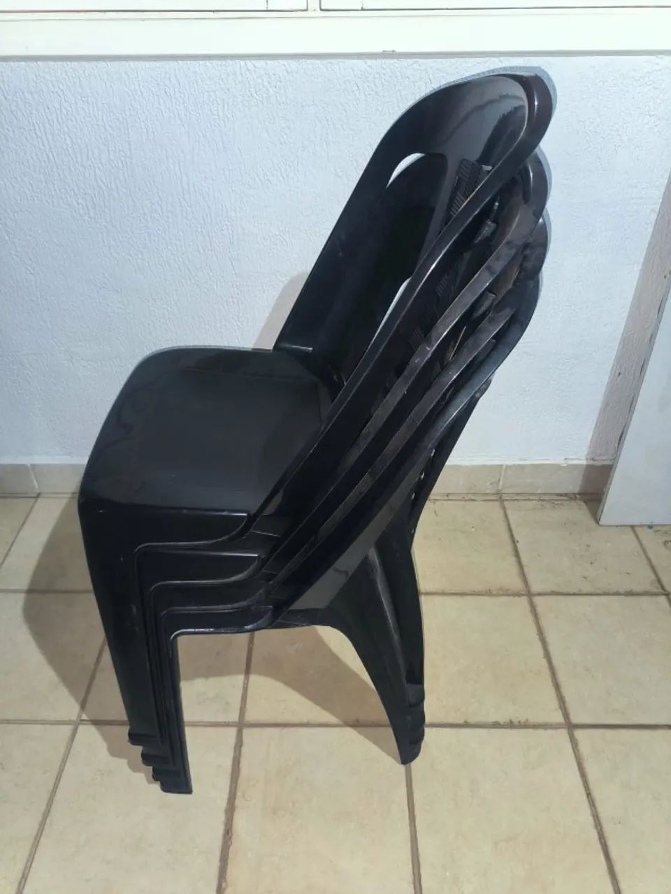 Conjunto Com Uma Mesa Redonda e Quatro (4) Cadeiras Plásticas Ótimo Estado de Conservação - Foto 4