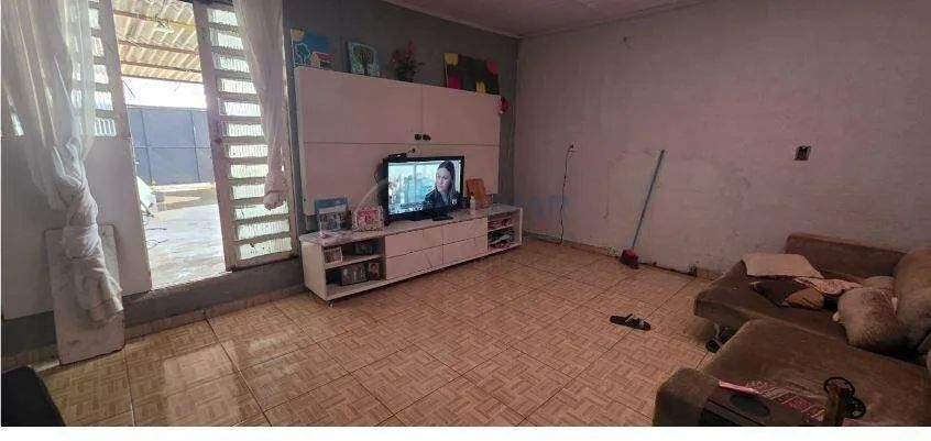 Casa À Venda com 3 Quartos na QE 40 - Guará II