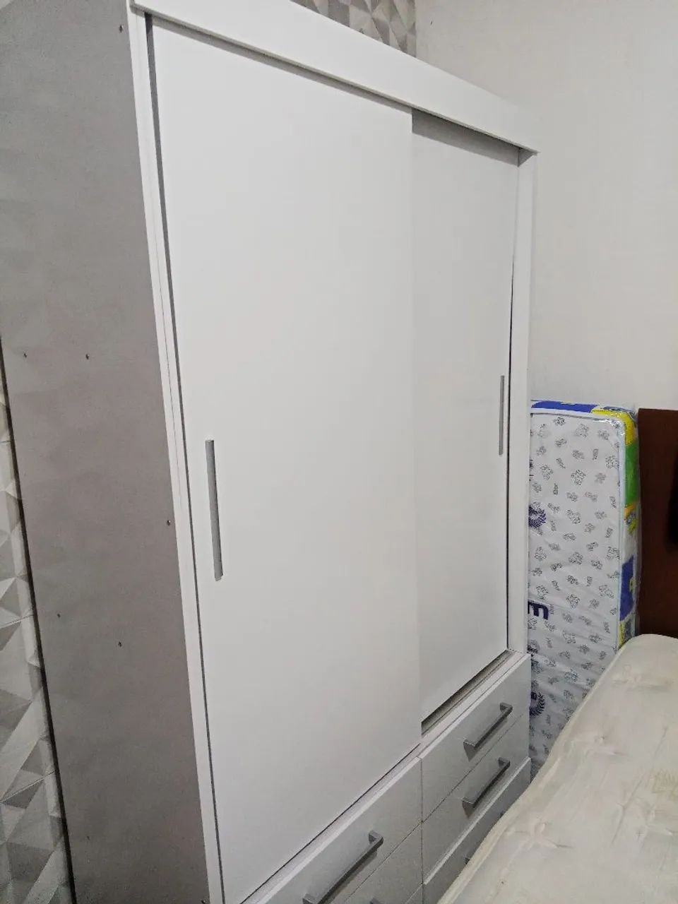 Guarda roupa apenas 4 