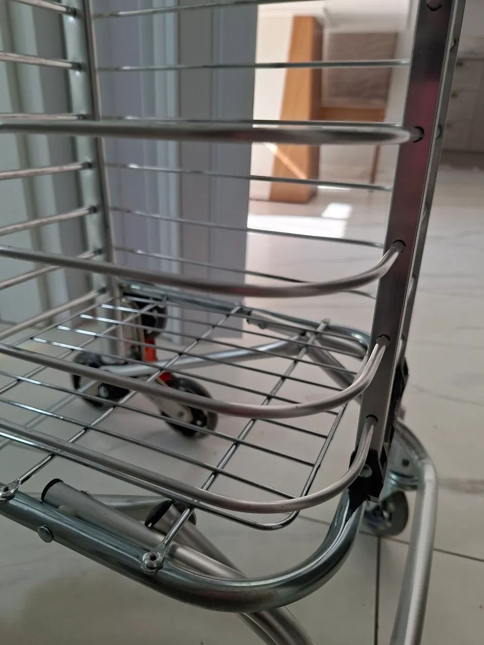 Carrinho de feira com rodinhas.  - Foto 4
