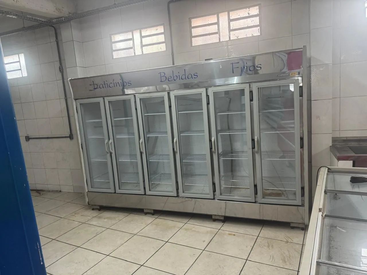 Vendo maquinarios pra supermercado 