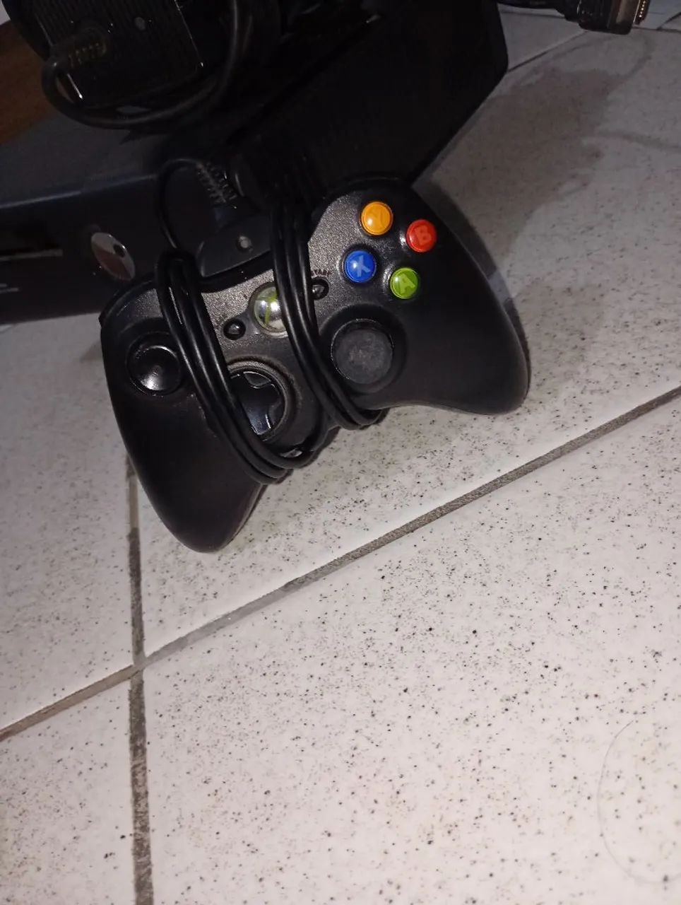 XBOX 360 COM DEFEITO,2 CONTROLES,FONTE E CABOS. - Foto 4