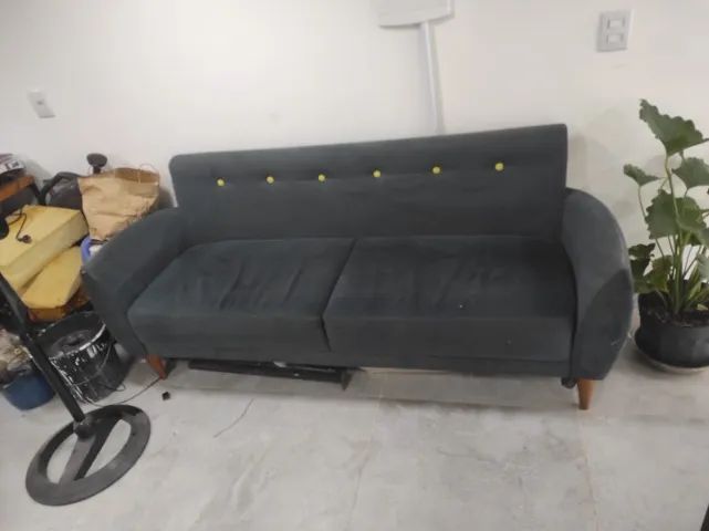 Sofá Retrô Cinza Chumbo com Botões Amarelos - Design Moderno - Foto 3