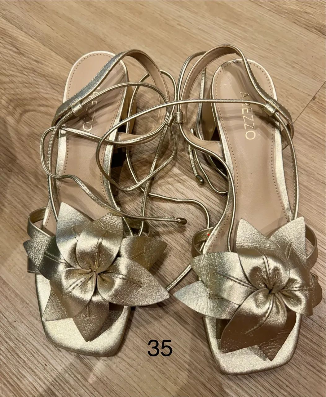 Sandália Arezzo dourada 35