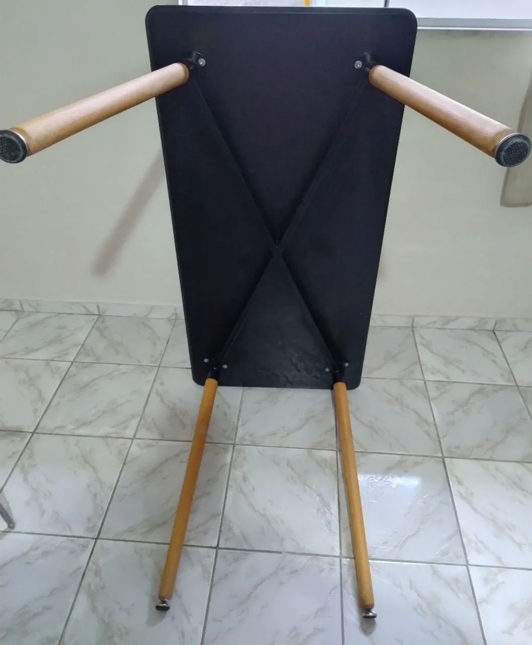 Vendo está mesa com estrutura firme... - Foto 2