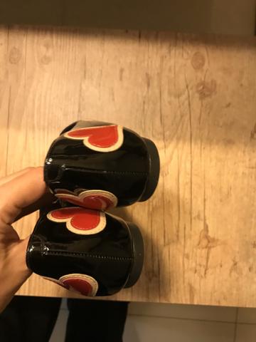 Sapato TAM 36 Corello novo preto com coração vermelho - Foto 4