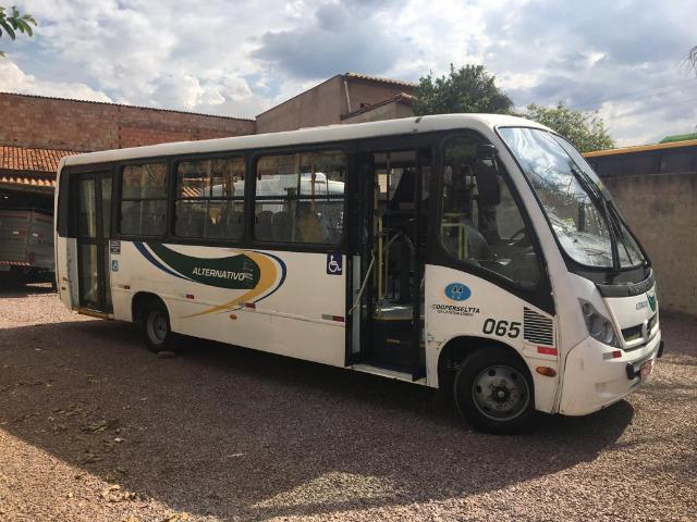 Micro-ônibus Mercedes Bens LO915 - 2010