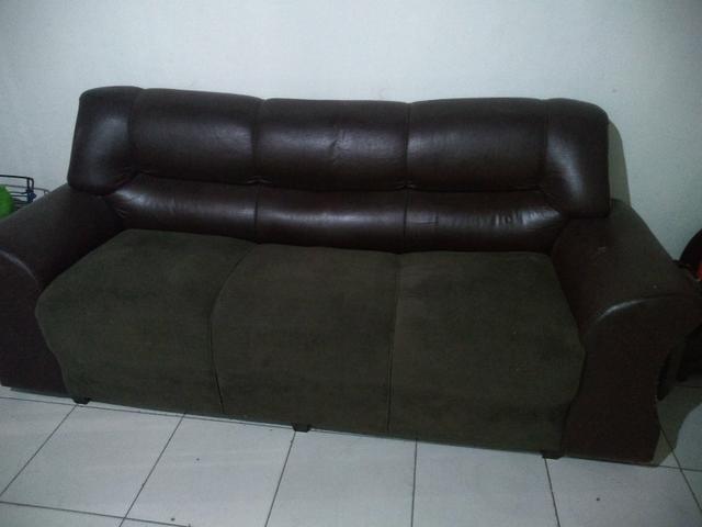 Vendo sofá 3 lugares muito grande de madeira boa - Foto 3