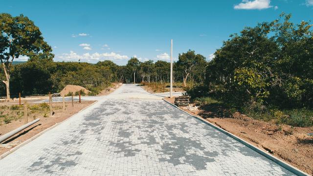 Lançamento todo pavimentado e com area de lazer.a beira do lago corumbá 4