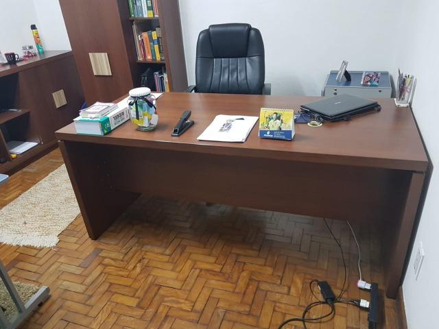 Mesa executiva + bancada + armário c/ prateleria Escritório