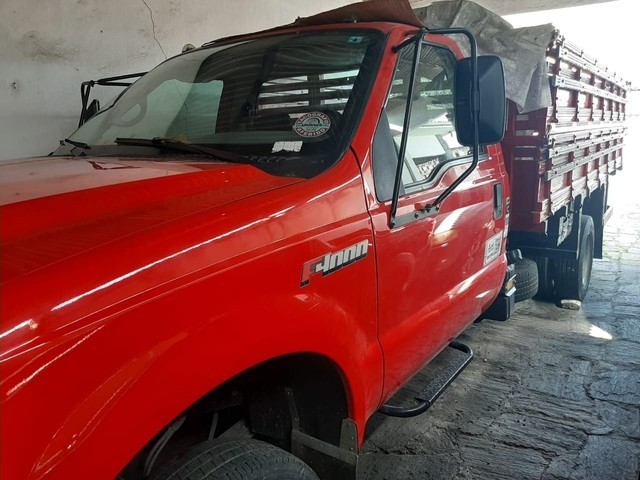 CAMINHÃO F4000