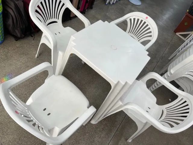 Jogo de mesa cadeira com braço branca nova pra show partir de 181 R$ cada