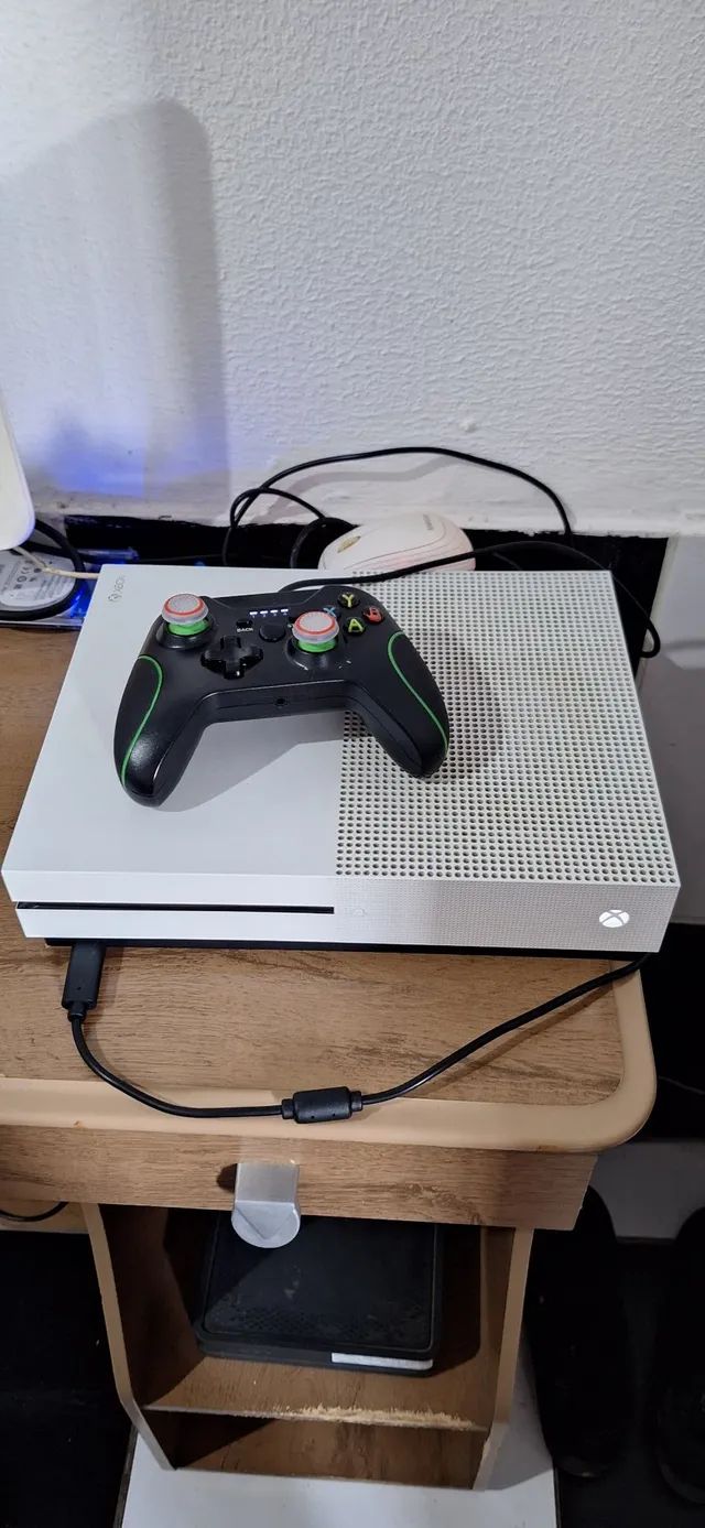 Xbox One S 500GB funcionando perfeitamente 1 controle e jogos no HD