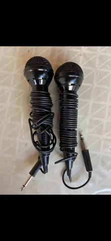 ? 2 Microfones com Fio.