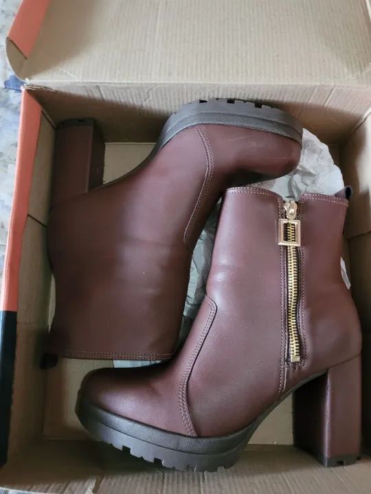 Botas de cano curto marrom