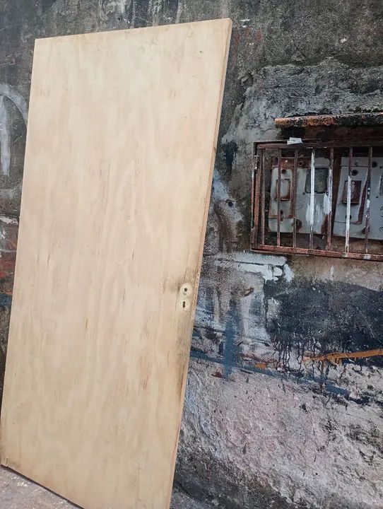 Porta com 01 metro de largura.