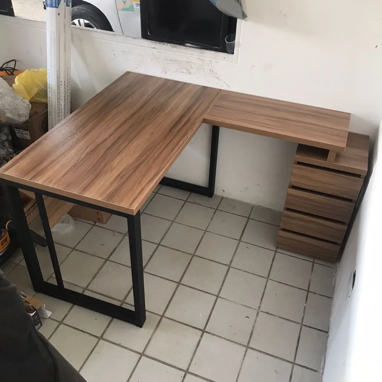 Mesa de escritório com estrutura em metal