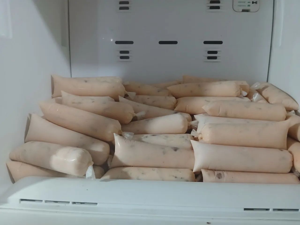 Aluguel de mesas e pula pula e toalha de mesa - Foto 2