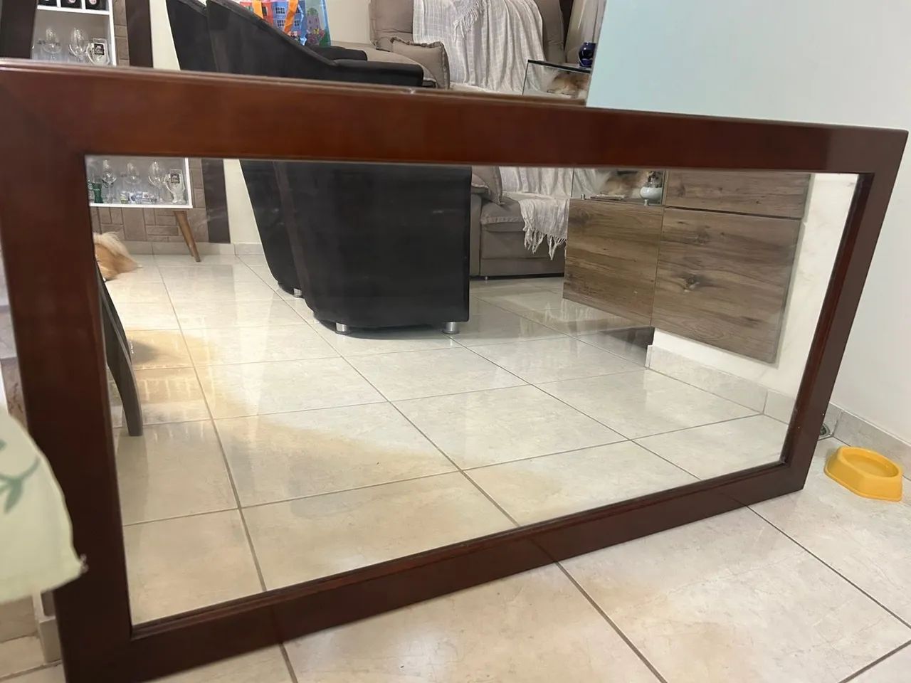 Espelho de parede com moldura em madeira