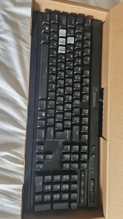 Teclado Mecânico Gamer Corsair K70 Lux RGB - Foto 2