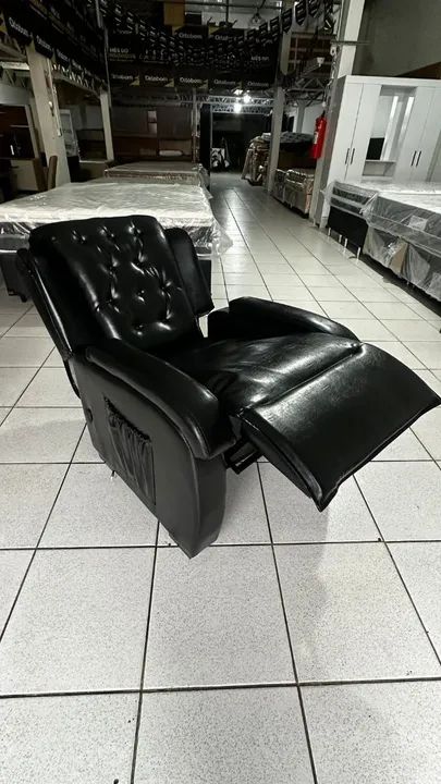 Poltrona Reclinável de Courino Preto - Conforto e Elegância!