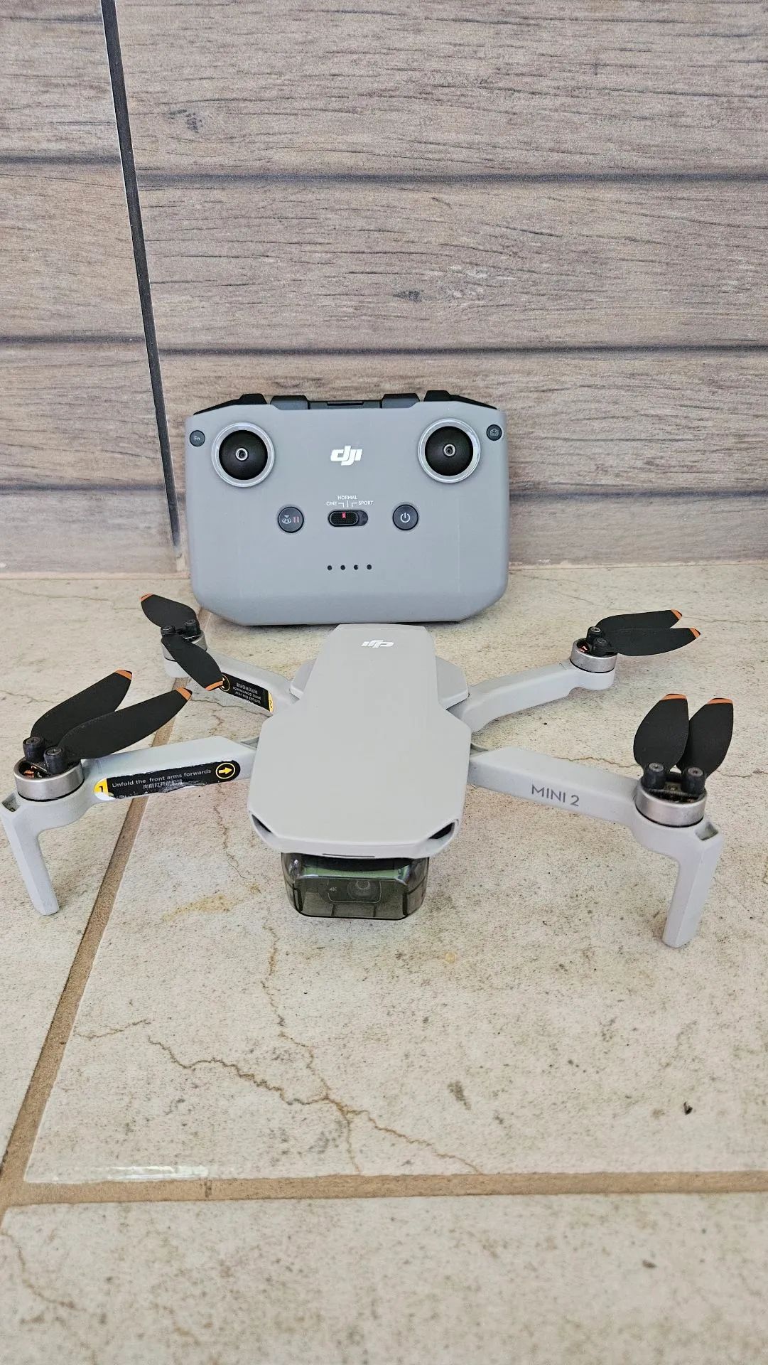 Mini drone DJI Mini 2 Fly More Combo coma câmera 4K cinza 2.4GHz com 3 baterias - Foto 3