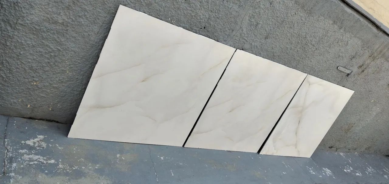 Porcelanato 90 x 90 aproximadamente uns 30m2.