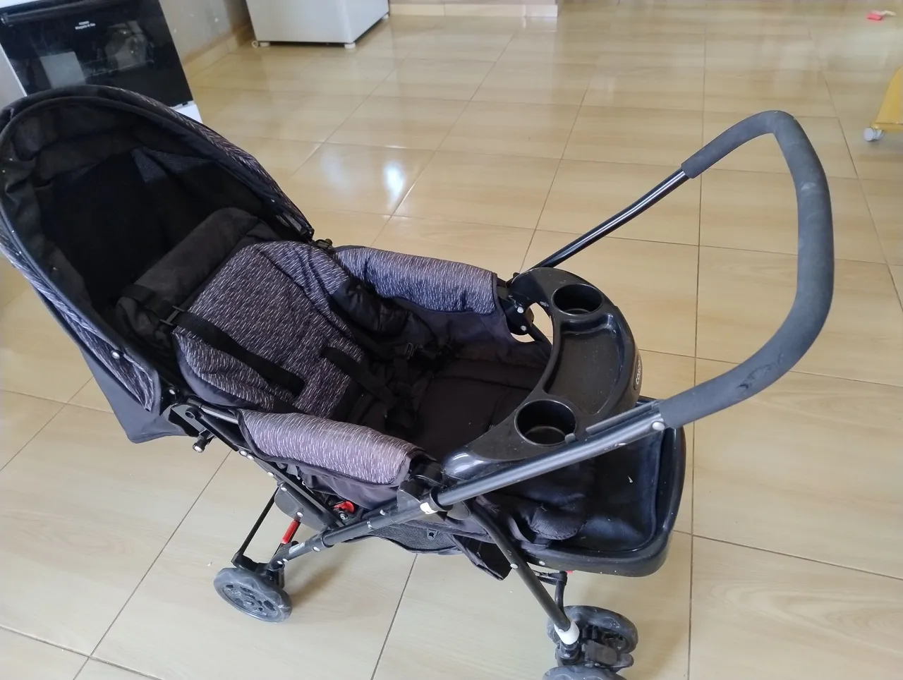 Carrinho de bebê Cosco Reverse e bebê conforto