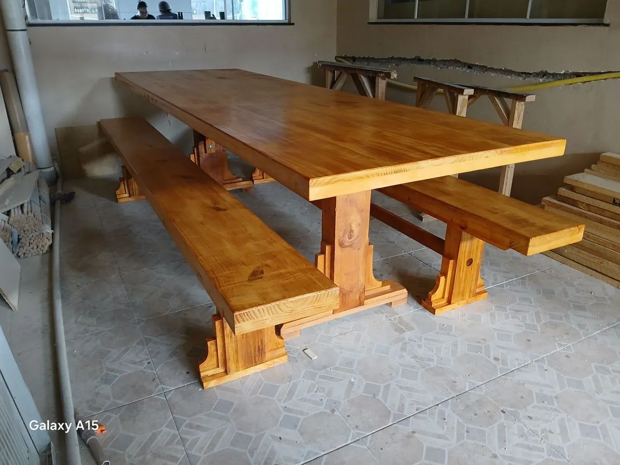 Mesa de madeira com bancos - Foto 2
