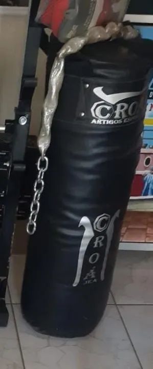 Saco de pancada com luvas de boxer. - Foto 2