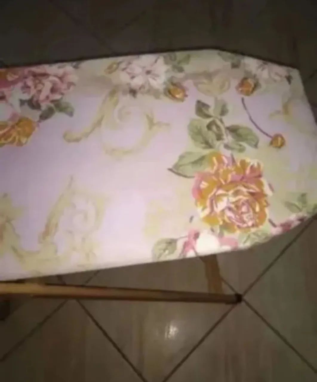 Tábua DE  PASSAR ROUPA  DOBRÁVEL com suporte para ferro  ESTAMPADA SEMI  NOVA. PERFEITA.  - Foto 5