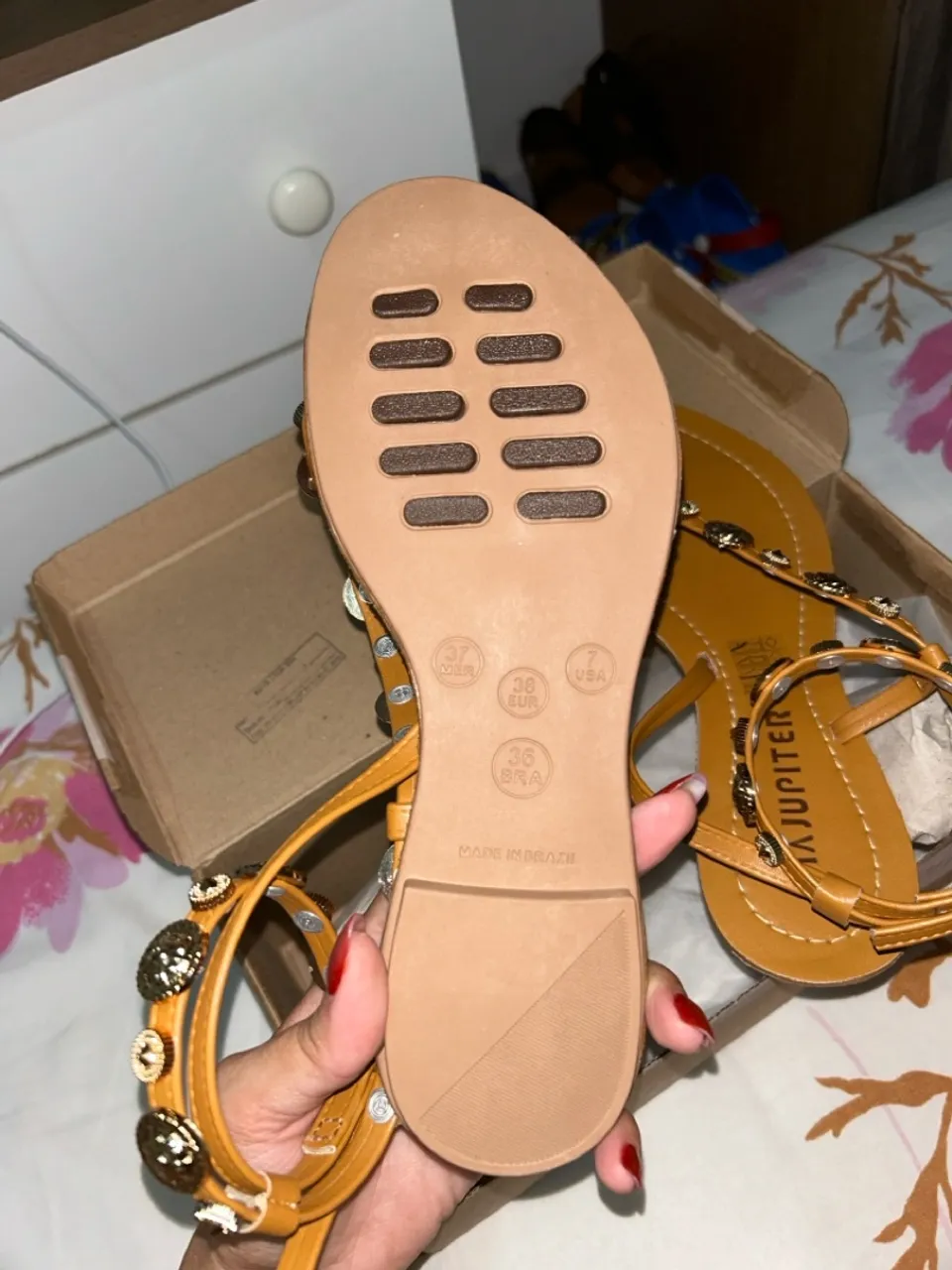 Sandália Rasteirinha caramelo com Detalhes