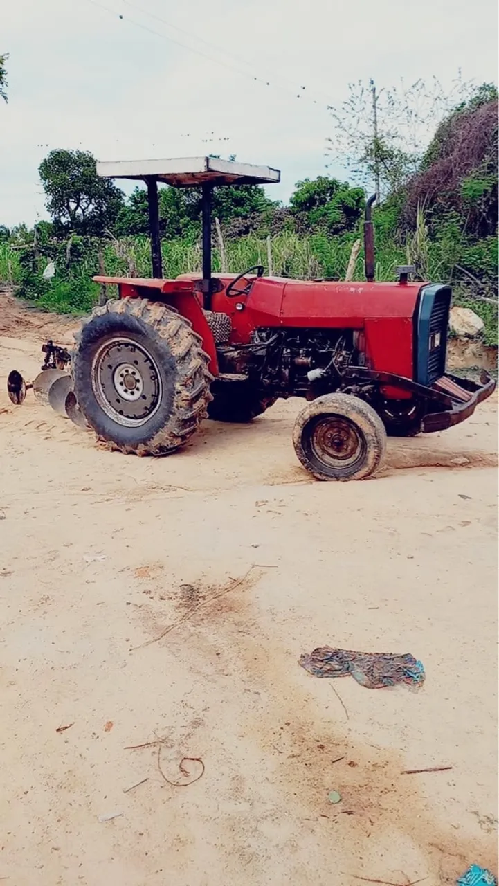 Trator Agrícola Vermelho - Ideal para Trabalho no Campo