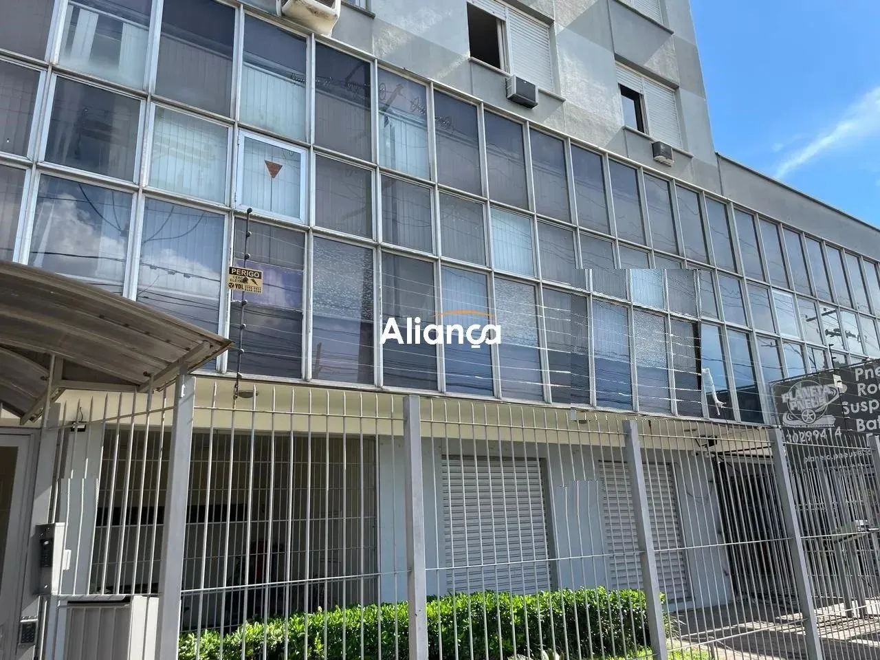 Sala e Conjunto comercial em andar inteiro para locação com alarme, cozinha e cofre no bai