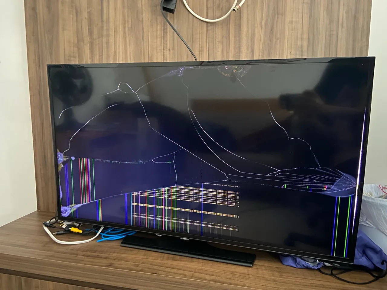 TV Samsung com tela danificada - para retirada de peças