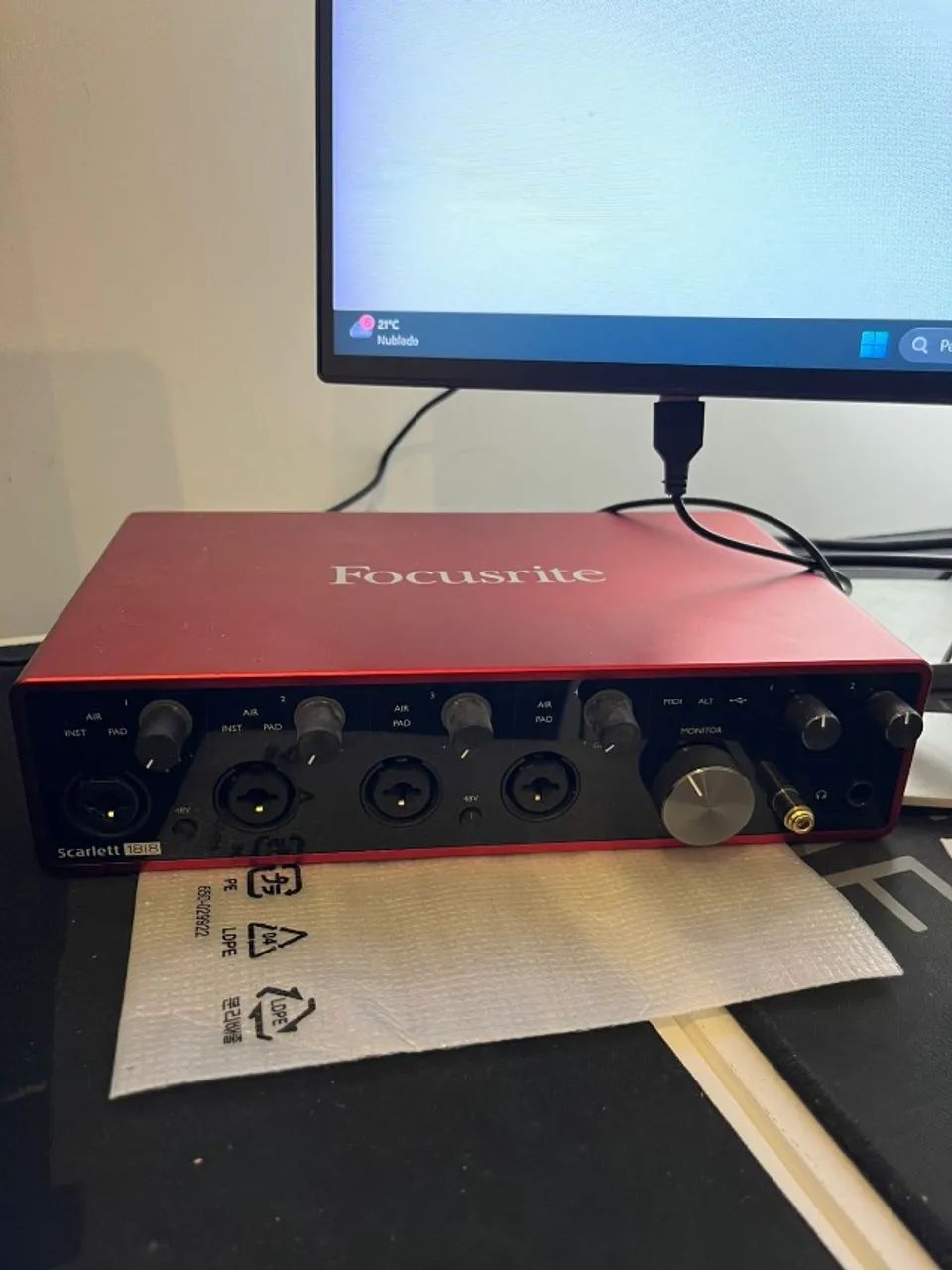 Interface de Áudio - Focusrite 18i8 64352405826563120