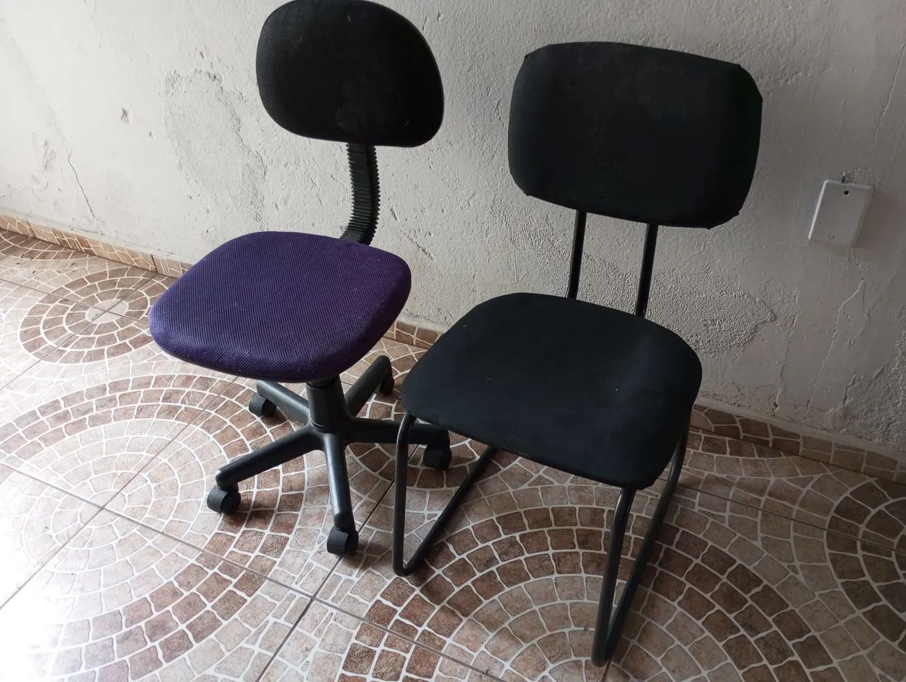 Duas Cadeiras de Escritório em - Preta e Roxa Usada Bom para quebrar galho  - Foto 3