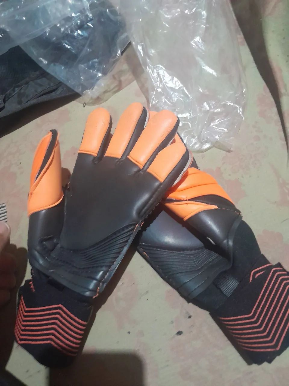Luvas de Goleiro Adidas Pro - Tamanho 08 , usada ,mais tá em bom estado  - Foto 4