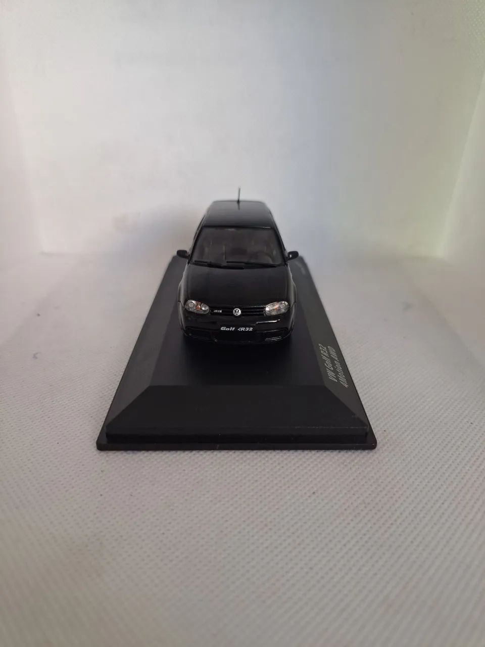 Miniatura VW Golf R32 Preta - Escala 1/43 - Solido - Hobbies e