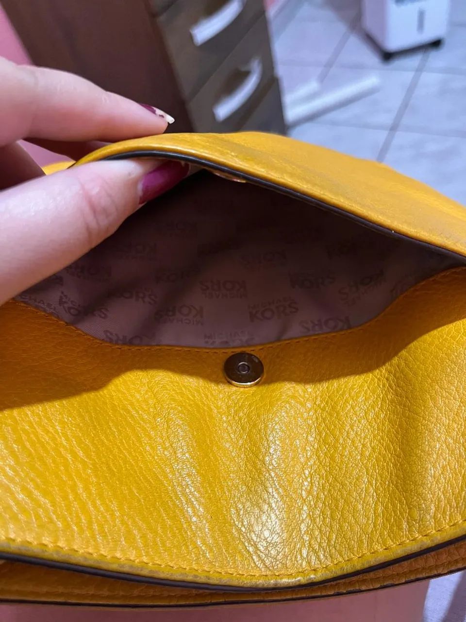 Bolsa tiracolo amarela Michael Kors original - Foto 5