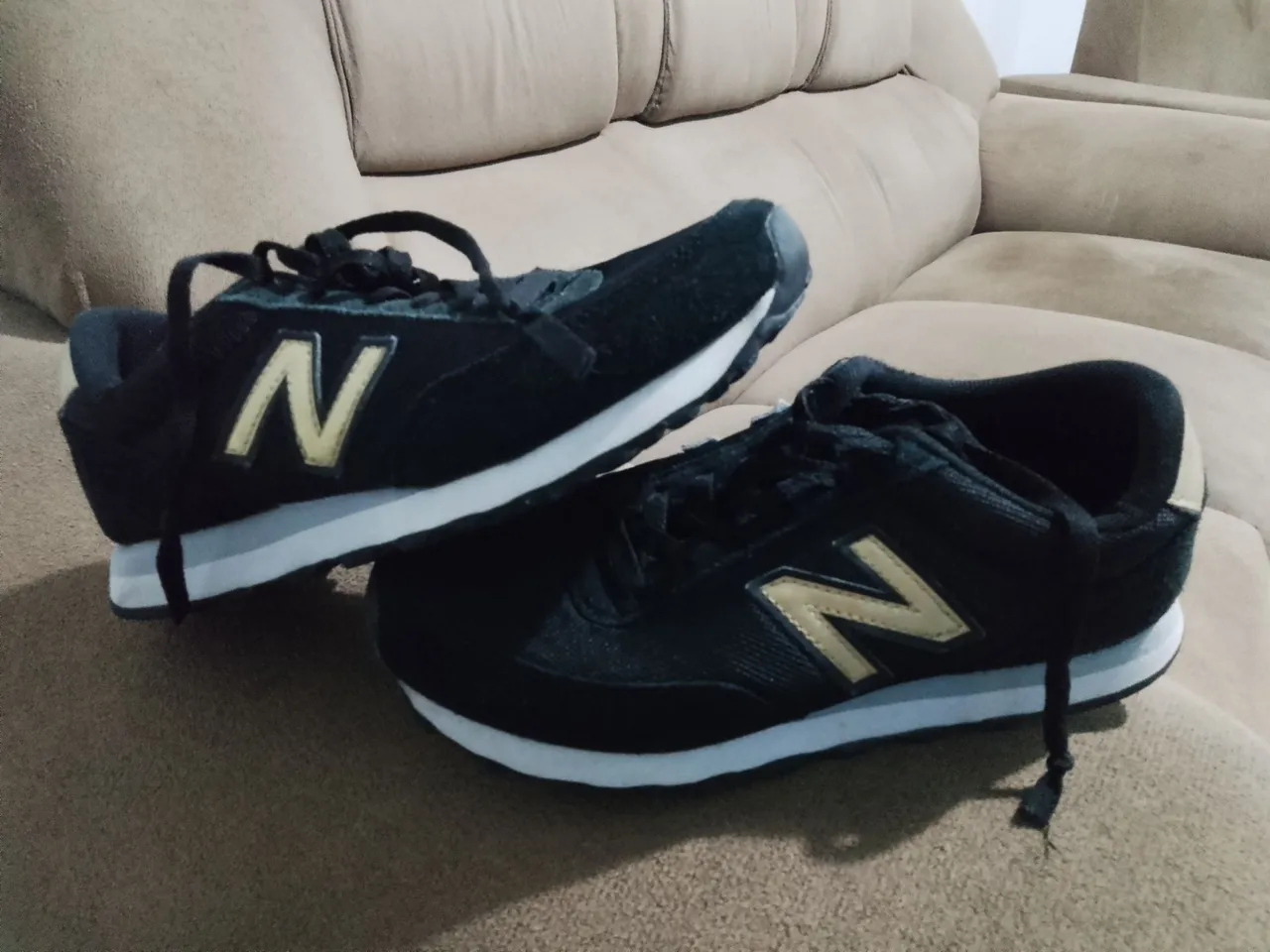 Tênis New Balance Preto e Dourado. Original 37