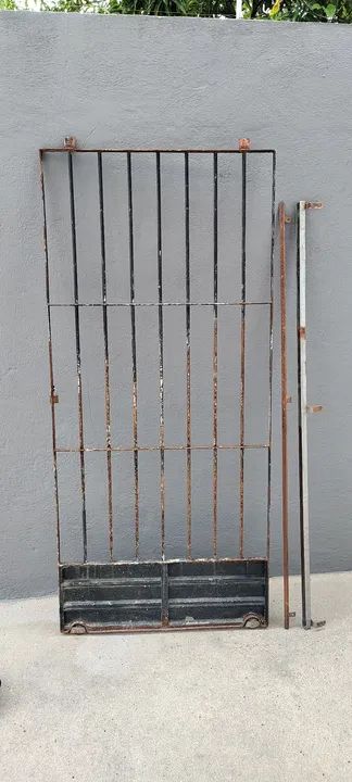 Vendo grande de ferro. Com os dois trilhos 